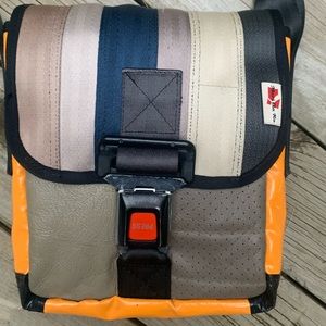 Seatbelt bag MADE FROM RECLAIMED CAR MATERIALS